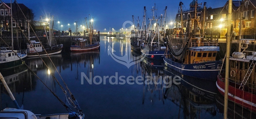 04.2ß26_Hafen-Panorama | Nordseeauge zeigt ruhige Fotokunst von der Nordsee. Hochwertige Prints, Bilder und Motive mit Weite, Licht und Meer – für Zuhause oder als Geschenk. Robbycard-Nordsee Erlebnisse zum sammeln