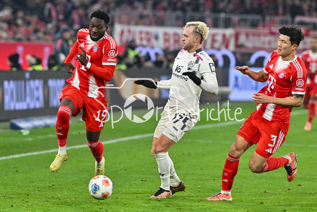 FC Bayern München - 1. FSV Mainz 05 | MUNICH, GERMANY - 14. DECEMBER: im Duell Alphonso DAVIES (FC Bayern Munich 19), Benedict HOLLERBACH (1. FSV Mainz 05 17) und Minjae KIM (FC Bayern Munich 3) während dem Bundesligamatch zwischen dem FC Bayern München und dem 1. FSV Mainz 05 am 14. Spieltag in der Allianz Arena / DFL REGULATIONS PROHIBIT ANY USE OF PHOTOGRAPHS AS IMAGE SEQUENCES AND/OR QUASI-VIDEO