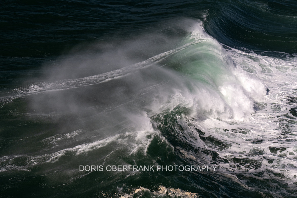 Waves with power like a dragon | Nazaré: Waves with power like a dragon - Realisiert mit Pictrs.com