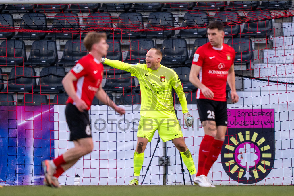 SG Sonnenhof Grossaspach vs. SSV Ulm 1846 Fussball, Fussball, WFV-Pokal, Viertelfinale, 01.04.2026 | Maximilian Reule (SG Sonnenhof Grossaspach, #01) diregiert seine Vorderleute,SG Sonnenhof Grossaspach vs. SSV Ulm 1846 Fussball, Fussball, WFV-Pokal, Viertelfinale, 01.04.2026