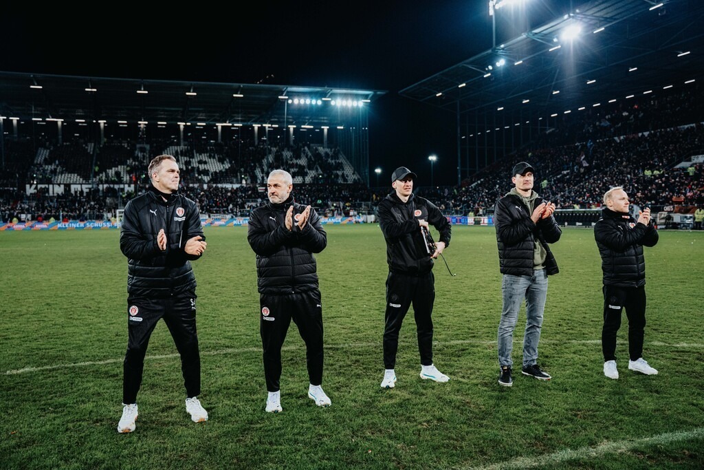 FCP05209 | Der offizielle Shop für FC St. Pauli Fotos. Wähle aus Spielszenen & Fanmomenten dein FCSP Wunschformat. Wir liefern Millerntor-Atmosphäre.