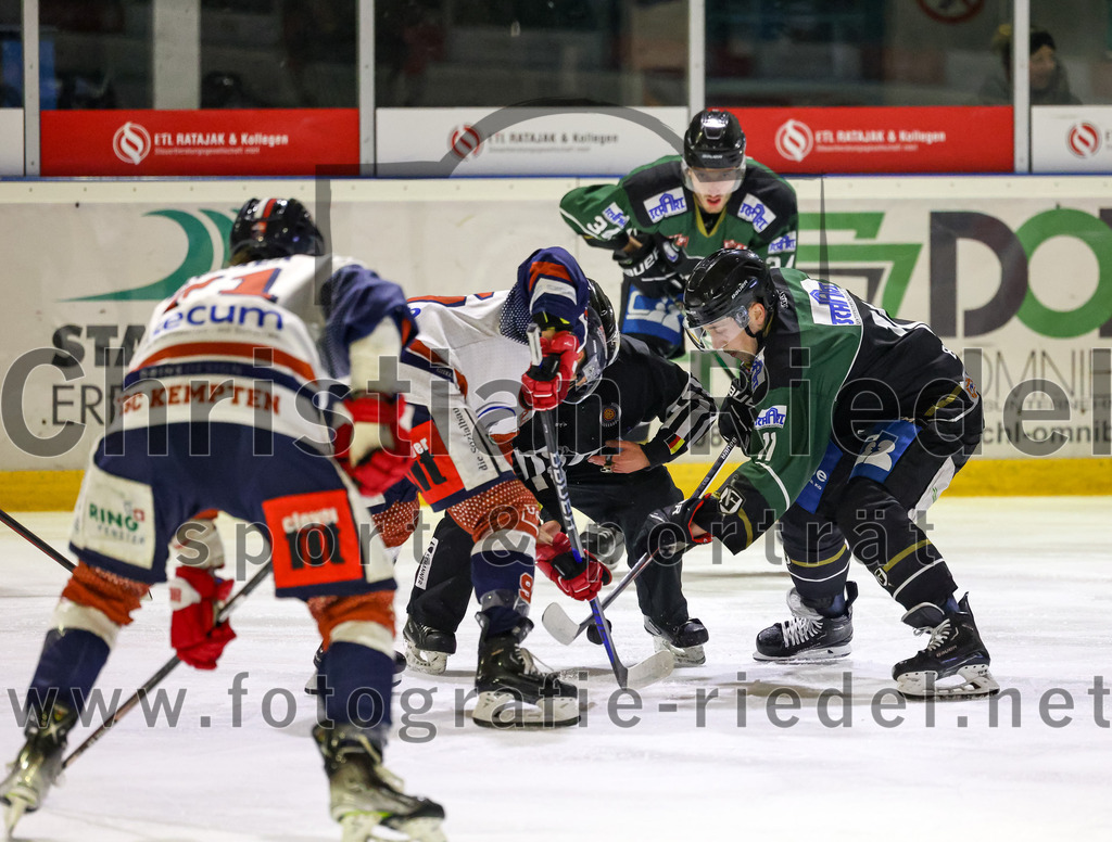 2023-03-03_068_TSV_Erding_gegen_ESC_Kempten | Erding, Deutschland, 03.03.2023:
Eishockey, Bayernliga Playoffs 2022 / 2023, Viertelfinale, TSV Erding gegen ESC Kempten, Endergebnis: 9:3

Schiedsrichterin Lara Fischer, Sebastian Busch (Erding Gladiators, #11)

Foto: Christian Riedel / fotografie-riedel.net