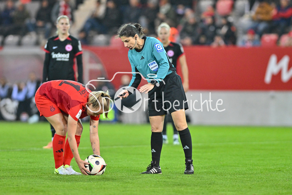 FC Bayern München Frauen - SG Eintracht Frankfurt Frauen | Gerogia STANWAY (FCB #31) legt sich den Ball zum Strafstoss hin / Schiedsrichterin Riem HUSSEIN schaut genau hin / Elfmeter verschossen / Google Pixel Frauen Bundesliga: FC Bayern Muenchen - Eintracht Frankfurt, FC Bayern Campus am 04.11.2024