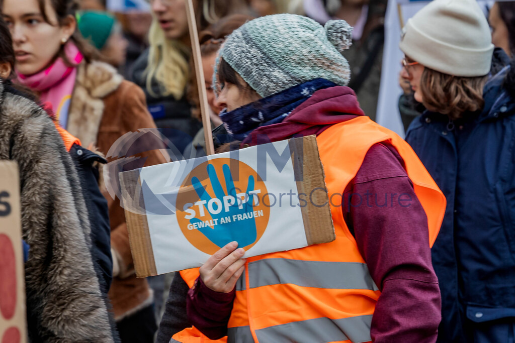 R06_2346 | 29.NOV.24-Protestmarsch gegen Gewalt-Copyright: Katholische Kirche Kärnten/Denk Dich Neu/Trainproduction/Matthias Trinkl