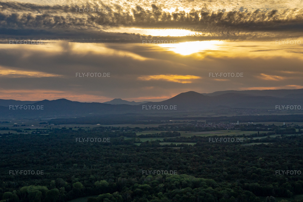 Luftbild: Sonnenuntergang über den Vogesen in Sermersheim im Bundesland Bas-Rhin in Frankreich. Foto: IMG_137929.jpg vom 18.08.2023 durch Werner Riehm/FLY-FOTO.de