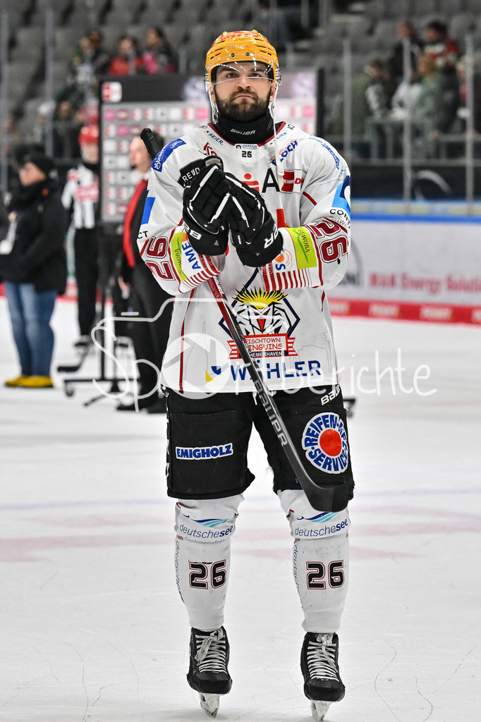 Augsburger Panther - Fischtown Pinguins | Die Spieler aus Bremerhaven bedanken sich bei den mitgereisten Fans / DEL: Augsburger Panther - Fischtown Pinguins, Curt Frenzel Stadion am 08.01.2025 /  Dominik UHER (Fischtown Pinguins 26)