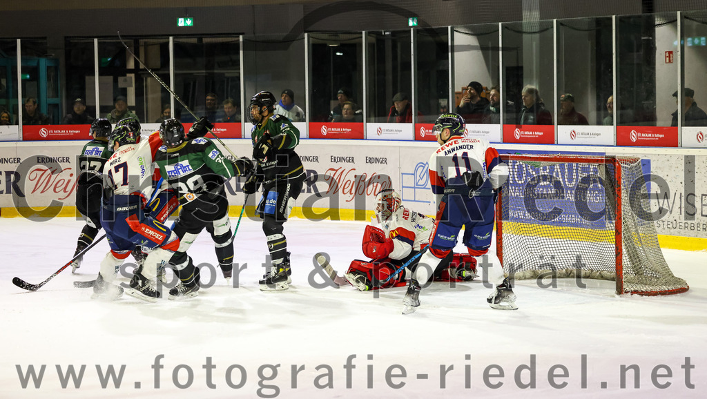 2023-02-19_105_TSV_Erding_gegen_VfE_Ulm-Neu-Ulm | Erding, Deutschland, 19.02.2023:
Eishockey, Bayernliga Meisterrunde Gruppe B 2022 / 2023, 5. Spieltag, TSV Erding gegen VfE Ulm/Neu-Ulm, Endergebnis: 

Michael Wirz (VfE Ulm/Neu-Ulm e. V., #17), Thomas Plihal (Erding Gladiators, #39), Daniel Krzizok (Erding Gladiators, #18), Torwart David Heckenberger (VfE Ulm/Neu-Ulm e. V., #3), Felix Anwander (VfE Ulm/Neu-Ulm e. V., #11)

Foto: Christian Riedel / fotografie-riedel.net