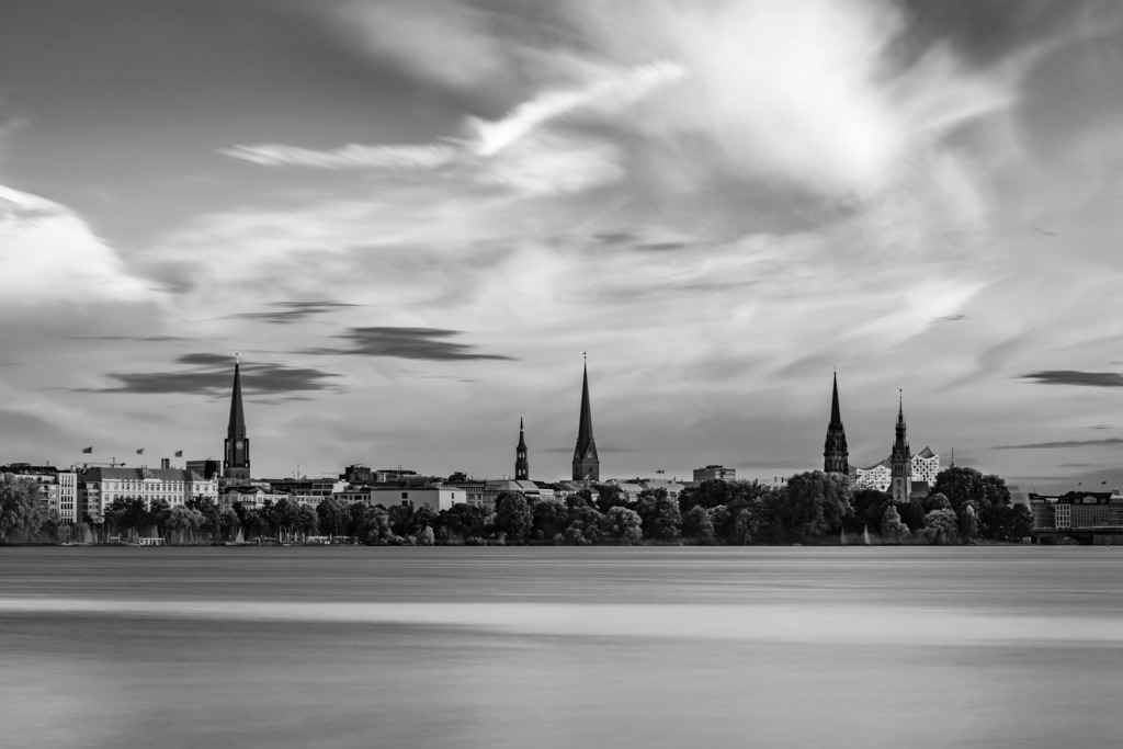 10231034 - Blick über die Außenalster | Blick über die Außenalster auf bekannte Hamburger Wahrzeichen, fotografiert mit einer eindrucksvollen Langzeitbelichtung.