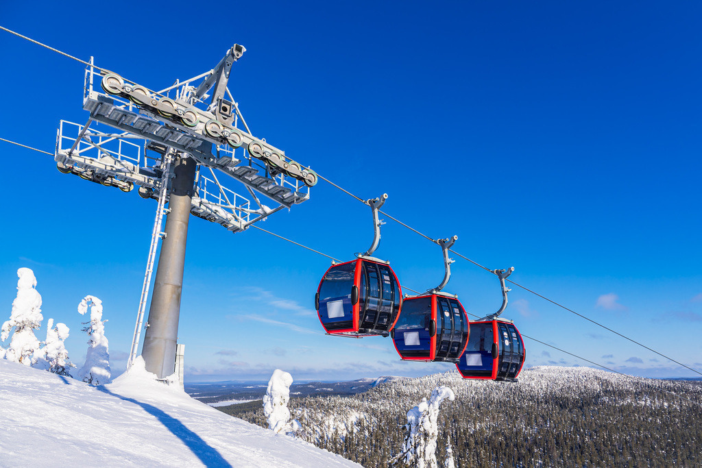 Landschaft mit Schnee und Seilbahn im Winter in Ruka, Finnland | Landschaft mit Schnee und Seilbahn im Winter in Ruka, Finnland.