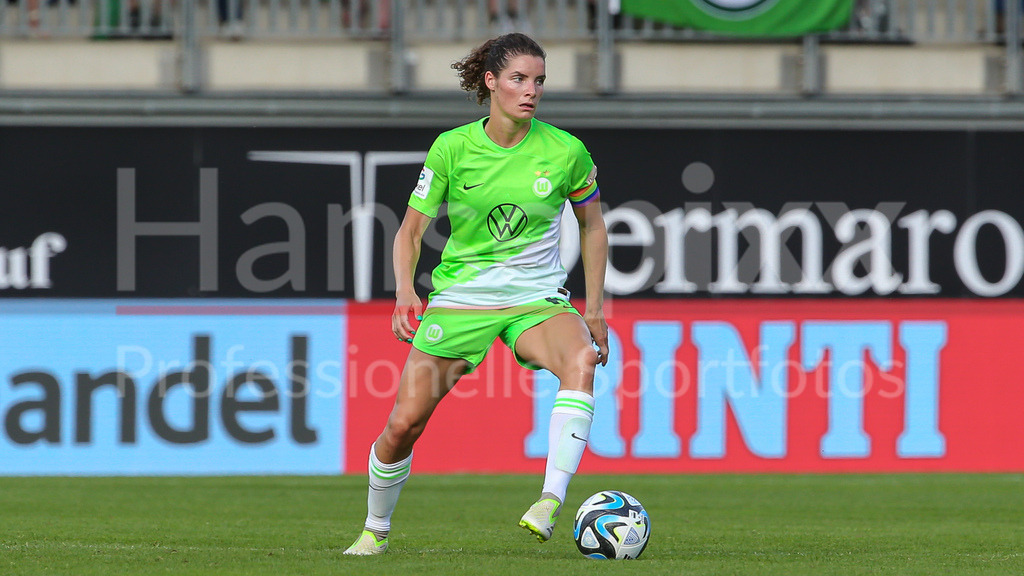 Fussball, Google Pixel Frauen-Bundesliga, VfL Wolfsburg - Bayer 04 Leverkusen | v.li.: Dominique Janssen (VfL Wolfsburg, 6) Freisteller, Einzelbild, Ganzkörper, Aktion, Action, Spielszene, DIE DFB-RICHTLINIEN UNTERSAGEN JEGLICHE NUTZUNG VON FOTOS ALS SEQUENZBILDER UND/ODER VIDEOÄHNLICHE FOTOSTRECKEN. DFB REGULATIONS PROHIBIT ANY USE OF PHOTOGRAPHS AS IMAGE SEQUENCES AND/OR QUASI-VIDEO.