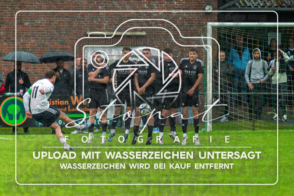Final Kreispokal HK - Germania Walsrode vs. TSV Wietzendorf | Max Dirani (Germania Walsrode #11), TSV Wietzendorf; Finale Kreispokal HK - Germania Walsrode vs. TSV Wietzendorf am 07.06.2026 in Sportplatz Alter Schulweg, Schülern - Realisiert mit Pictrs.com