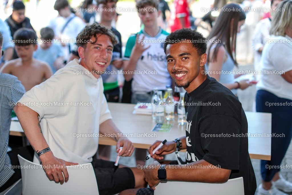 HanMX01052588016 | 01.05.2025, Fußball, Hannover 96 Renntag, Die Fußballprofis von Hannover96 zu Gast auf der Pferderennbahn Neue Bult. Im Bild Autogrammstunde für die Fans mit Jannik Rochelt und Leon-Oumar Wechsel
