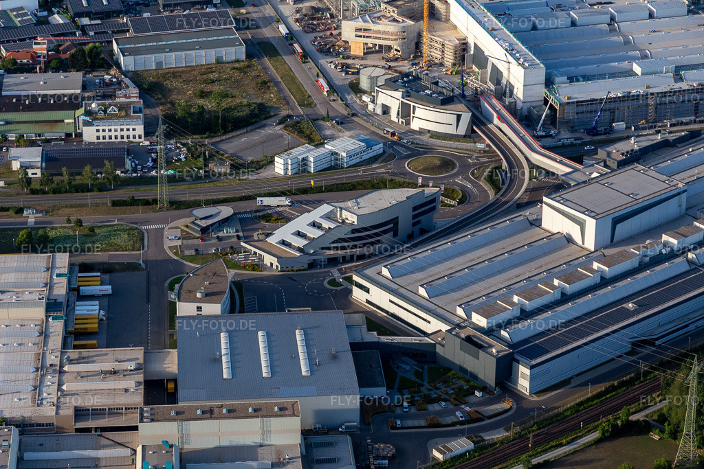 Luftbild: SEW-EURODRIVE GmbH & Co KG – Fertigungswerk und SCC Mechanik/Mechatronik im Ortsteil Graben in Graben-Neudorf im Bundesland Baden-Württemberg in Deutschland. Foto: IMG_133442.jpg vom 12.07.2022 durch Werner Riehm/FLY-FOTO.deWWW.SEW-EURODRIVE.DE