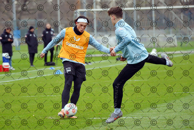 RGE_6825b | Hertha BSC, 2.Bundesliga, Herren, Saison 2025/26, Training, Montag 17.11. 2025, von li. Fabian Reese ( Hertha BSC ), Janne Berner ( Hertha BSC ),    Fotograf:   Ralf Gebhardt - Realisiert mit Pictrs.com