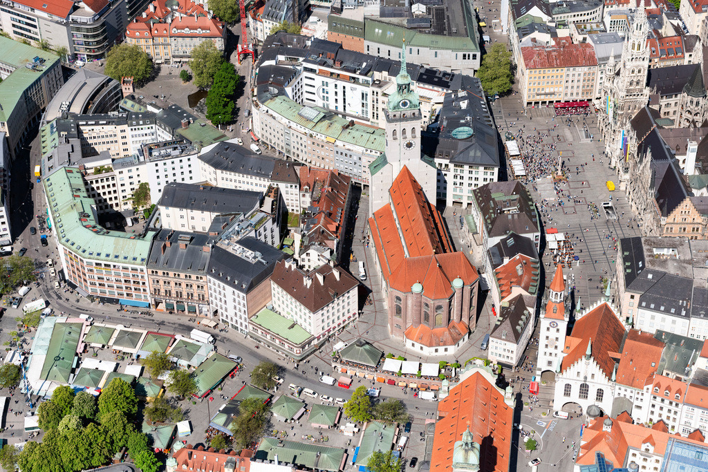dr__0063589.jpg | MüNCHEN 29.04.2025 Verkaufs- und Imbißstände und Handelsbuden auf dem Viktualienmarkt in München im Bundesland Bayern, Deutschland. // Sale and food stands and trade stalls in the market place on Viktualienmarkt in Munich in the state Bavaria, Germany. Foto: Daniel Reiter