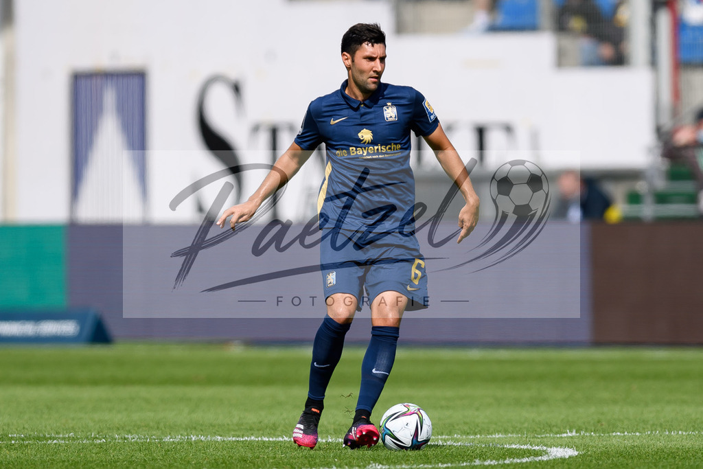EBSTSV20210828_136 | Fussball, Herren: Stephan Salger (TSV 1860 Muenchen) in Aktion, am Ball, Einzelaktion beim Spiel der 3. Liga zwischen Eintracht Braunschweig und TSV 1860 Muenchen im Eintracht-Stadion am 28.08.2021 in Braunschweig, Deutschland.DFB / DFL REGULATIONS PROHIBIT ANY USE OF PHOTOGRAPHS AS IMAGE SEQUENCES AND/OR QUASI-VIDEO. - Realisiert mit Pictrs.com