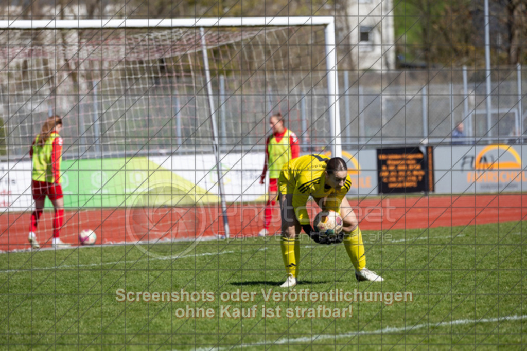 20250406_142521_0259 | #,1.FC Donzdorf (rot) vs. SV Jungingen (schwarz), Fussball, Frauen-Verbandsliga Württemberg, 16. Spieltag, Saison 2024/2025, Rasenplatz Lautertal Stadion, Süßener Straße 16, 73072 Donzdorf, 06.04.2025 - 13:00 Uhr,Foto: PhotoPeet-Sportfotografie/Peter Harich