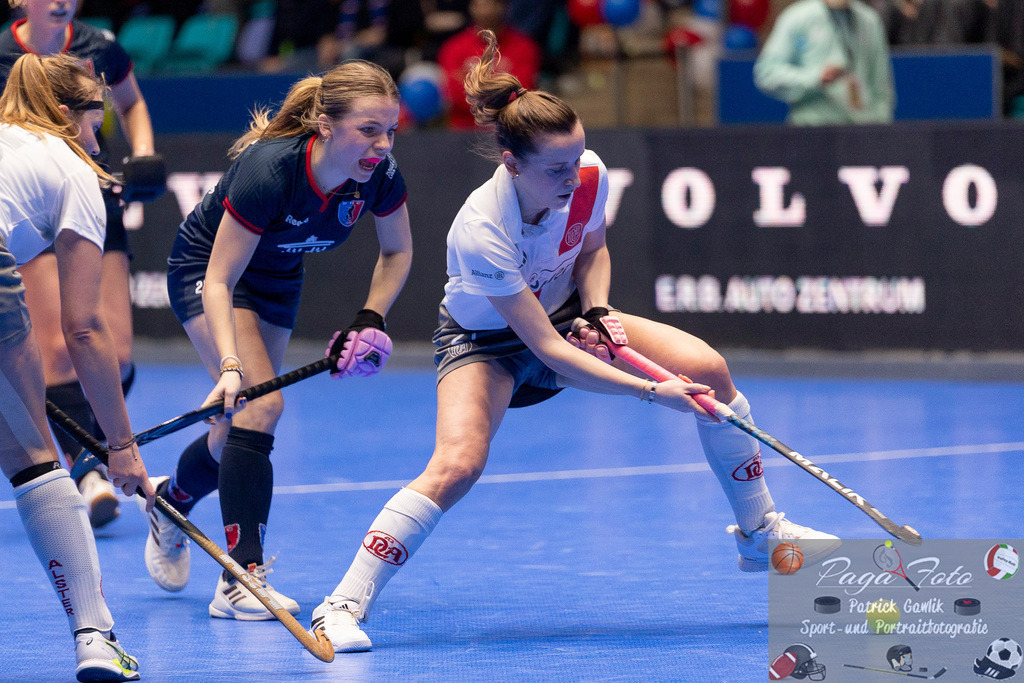 Volvo E.R.B. Final 4 Halbfinale Frauen: Der Club an der Alster - Berlienr HC, 25.01.2025 | Philine Drumm (Berliner HC #27) &amp; Marie Charlotte Jeltsch (Der Club an der Alster #21) im Kampf um den Ball, Der Club an der Alster - Berliner HC, Frankfurt, Süwag Arena, 25.1.2025 - Realisiert mit Pictrs.com