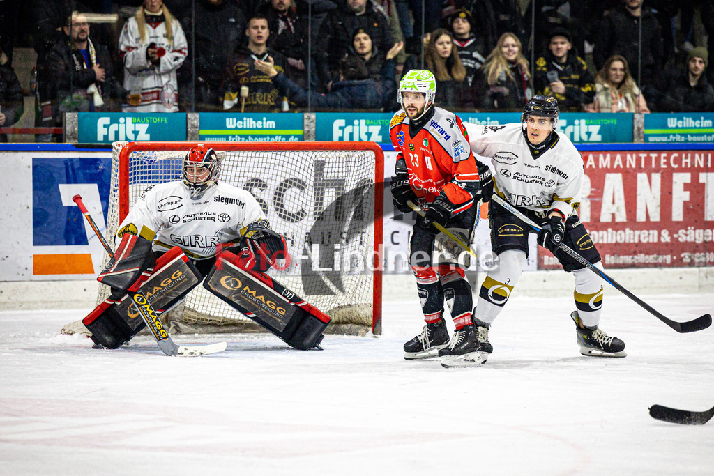 TSV Peißenberg MINERS gegen EHC Königsbrunn PINGUINE | Eishockey Bayernliga Herren Playoffs Viertelfinale 2024/25 - Spiel 6 von 7, TSV Peißenberg MINERS gegen EHC Königsbrunn PINGUINE, 20250221,Vor dem Tor,2025-02-21 in Peißenberg (Eisstadion Peißenberg)Stefan VAJS (EHC Goalie 32), Dejan VOGL (MINERS 23), Simon BESLIC (EHC 3)Copyright: WolfgangxLindner foto-lindner.de