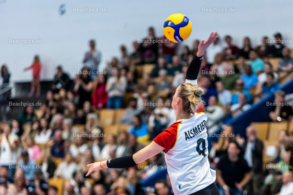 2023-00070981-Freundschaftsspiel-Deutschland-Ukraine | Aufschlag Lina ALSMEIER GER 20.05.2023; Berlin Foto: Gerold Rebsch - www.beachpics.de
