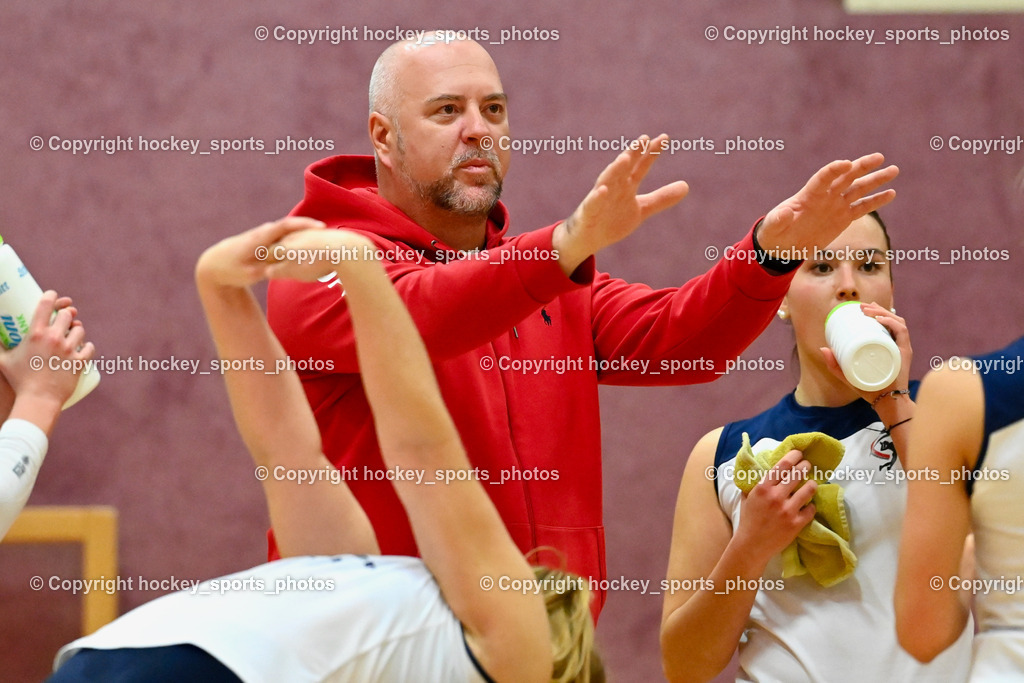 ASKÖ Volley Eagles vs. UVV Seekirchen 10.12.2022 | Headcoach UVV Seekirchen Boris Holla, #3 DEISL Sophia Katharina