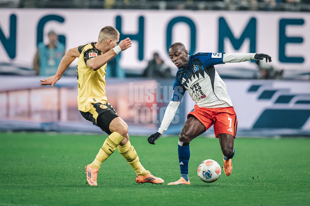 Fußball | Männer | Saison 2025/2026 | 1. Fußball-Bundesliga | 10. Spieltag | Hamburger SV vs. Borussia Dortmund | 08.11.2025 | v.l. Julian Ryerson (#26, Borussia Dortmund) und Jean-Luc Dompe (#7, HSV)