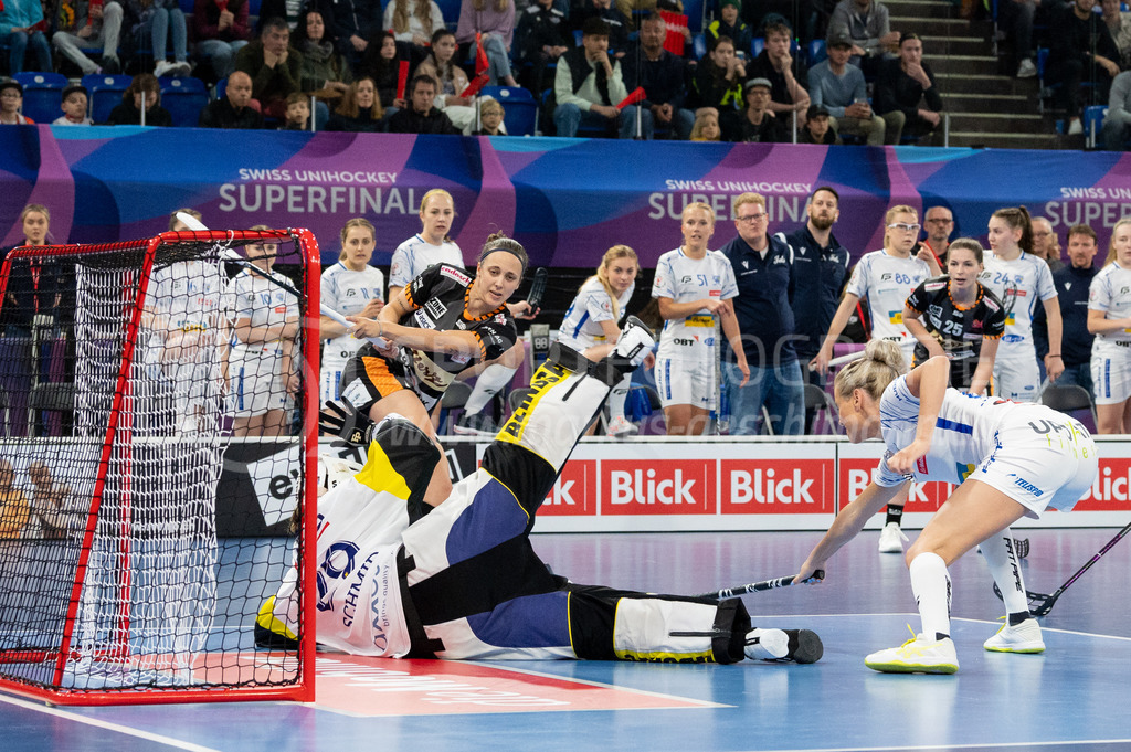 Piranha Chur vs Kloten-Dietlikon Jets - 23. April 2022 | Piranha Chur vs Kloten-Dietlikon Jets
Stimo Arena, Kloten
#29 Torhüterin Monika Schmid (Kloten-Dietlikon Jets) wehrt den Schuss von #19 Julia Suter (Piranha Chur) mit Unterstützung von #22 Iza Rydfjäll (Kloten-Dietlikon Jets) ab.
Bild: Sportfotografie Markus Aeschimann | www.markus-aeschimann.ch - Realisiert mit Pictrs.com