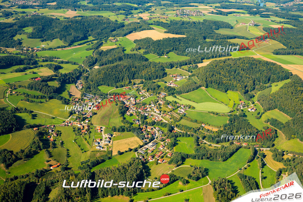 Das Luftbild zeigt : Trasching Roding - Die Luftaufnahme wurde 2023 vom UL-Flugzeug aus erstellt ( keine Drohne ) - Hochauflösende Luftaufnahme - Für grossformatige Ausdrucke geeignet. Die Geschenkidee !Mit Lizenz und Bildrechte bestellbar