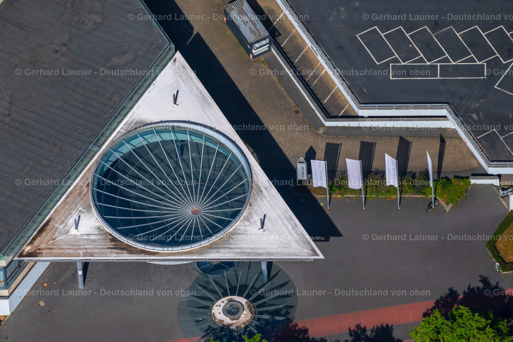 4035351 | BRAUNSCHWEIG 31.07.2020 Dachkonstruktion auf dem Gebäude der Veranstaltungshalle Stadthalle im Ortsteil St. Leonhard in Braunschweig im Bundesland Niedersachsen, Deutschland. Weiterführende Informationen bei: Stadthalle Braunschweig Betriebsgesellschaft mbH. // Building of the indoor arena Stadthalle in the district St. Leonhard in Brunswick in the state Lower Saxony, Germany. Further information at: Stadthalle Braunschweig Betriebsgesellschaft mbH. Foto: Gerhard Launer