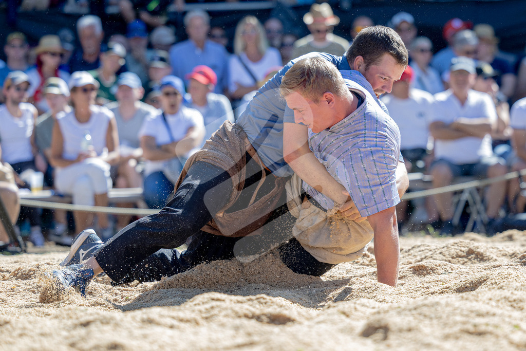 TESSINER2025_04_Gang_0701 | Die Schwinger des Schwyzer Kantonalen Schwingerverbandes: Fotos, die Dynamik und Leidenschaft festhalten, sowie emotionale Momente aus dem traditionellen Schwingsport zeigen. - Realisiert mit Pictrs.com
