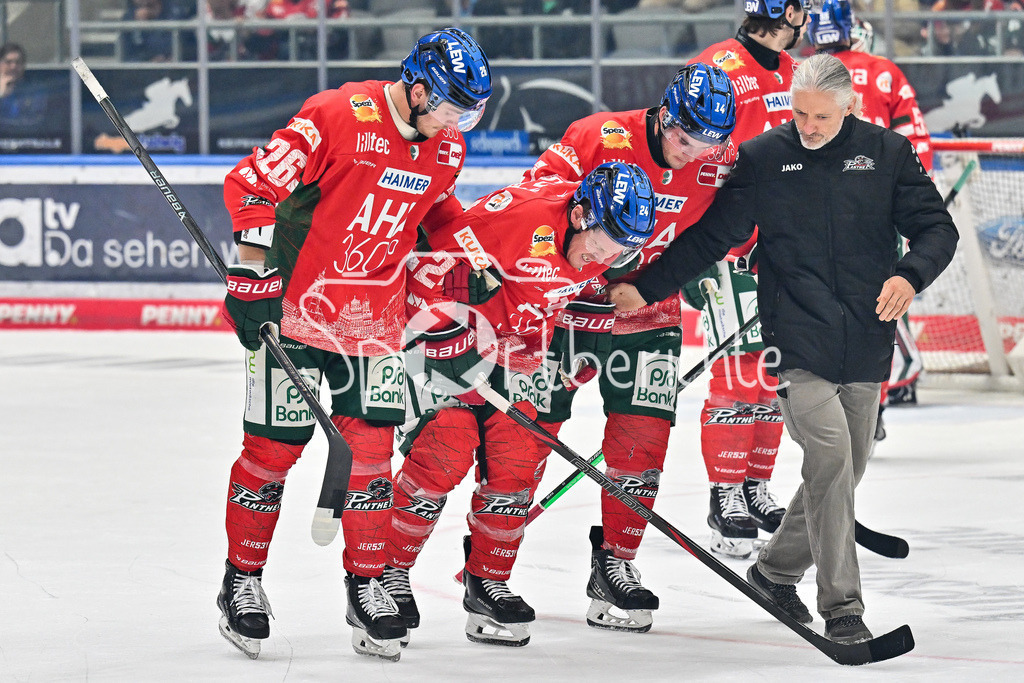 Augsburger Panther - Iserlohn Roosters | der vom Puck getroffene T. J. TREVELYAN (Augsburger Panther #24) wird von Alexander BLANK (Augsburger Panther 26) und D. J. BUSDEKER (Augsburger Panther #14) vom Eis gebracht / Penny DEL: Augsburger Panther - Iserlohn Roosters; Curt Frenzel Stadion am 21.09.2025