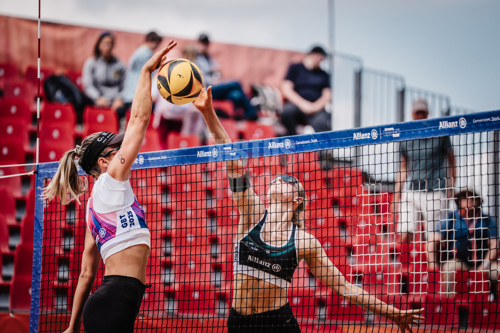 Beachvolleyball | Frauen | Allianz German Beach Tour 2025 | Tourstop Düsseldorf | 15.05.2025 | v.l. Louisa Marunde gegen Giulia Deißenberger