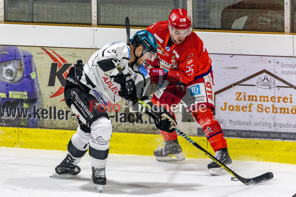 EC Peiting vs Bayreuth Tigers | Eishockey Oberliga Süd 2023/2024, EC Peiting vs Bayreuth Tigers, 20231112,
Kampf um den Puck Steffen TÖLZER (Tigers 13) und Tobias BECK (ECP 25),
2023-11-12 in Peiting (Eisstadion)
13 Steffen TÖLZER (Tigers 13), 25 Tobias BECK (ECP 25)
Copyright: WolfgangxLindner foto-lindner.de