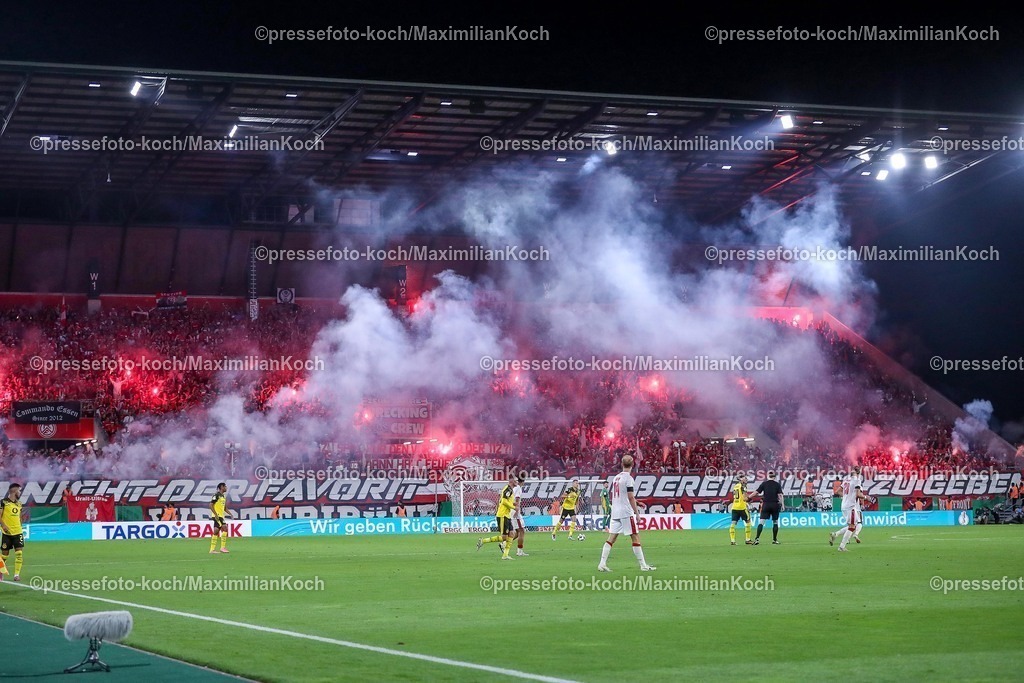 DFB18082501083 | 2025.08.18, Fußball, 1.Runde DFB-Pokal, Rot-Weiss Essen - Borussia Dortmund, Stadion Hafenstraße, Saison 2025 2026: Fans zünden bengalisches Feuer Bengalos Pyrotechnik  Choreo Choreografie Choreography DFB regulations prohibit any use of photographs as image sequences and or quasi-video.
