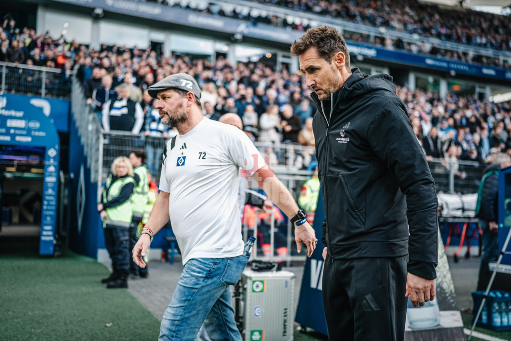 Fußball | Männer | Saison 2024/2025 | 2. Fußball-Bundesliga | 11. Spieltag | Hamburger SV vs. 1. FC Nürnberg | 03.11.2024 | v.l. Trainer Steffen Baumgart (HSV) und Trainer Miroslav Klose (1. FC Nürnberg) Handshake vor dem Spiel