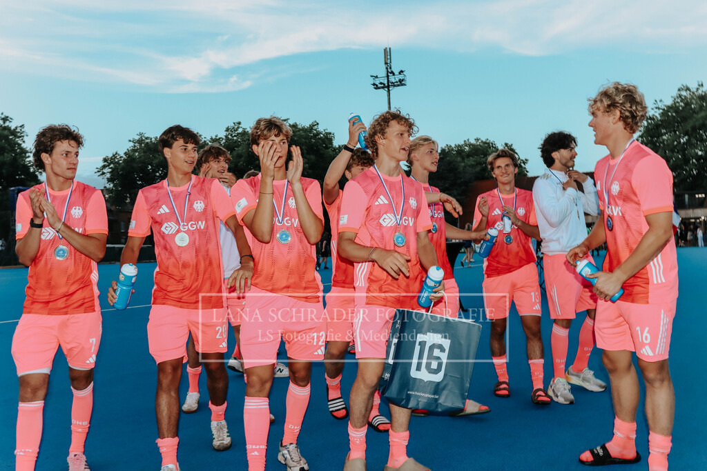 EM_MU18_F_GER-BEL_Lille_bearbeitet_Pokalbilder (39 von 137) | lanaschraderfotografie - Realisiert mit Pictrs.com