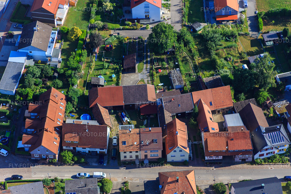 Luftbild: Lange Straße im Ortsteil Schluttenbach in Ettlingen im Bundesland Baden-Württemberg in Deutschland. Foto: IMG_084013.jpg vom 26.07.2015 durch Werner Riehm/FLY-FOTO.de