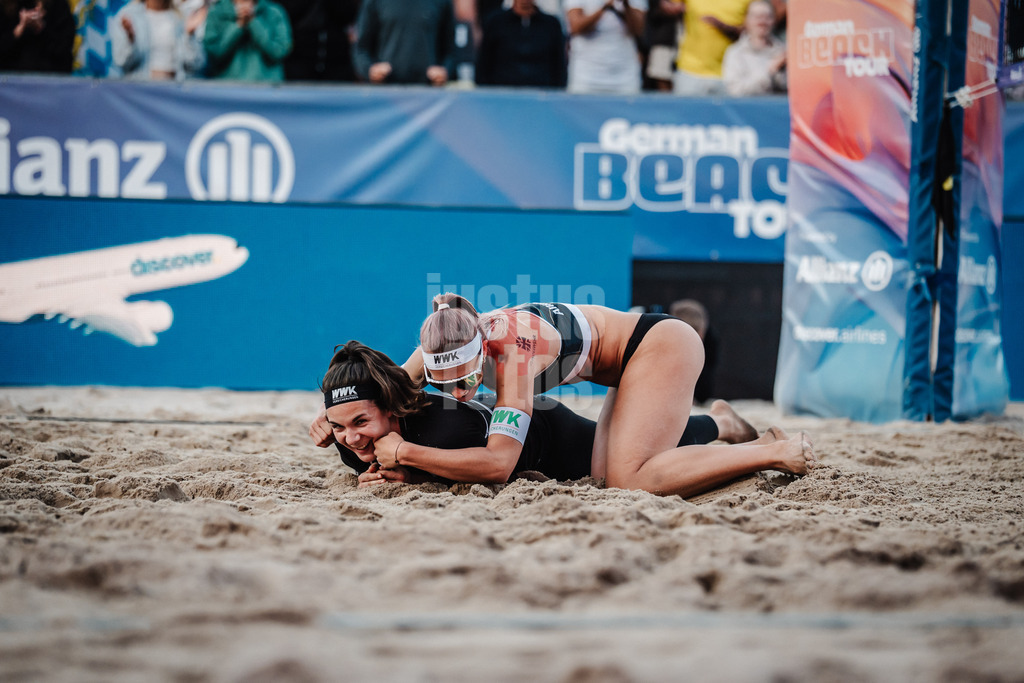 Beachvolleyball | Frauen | Deutsche Meisterschaften 2025 Timmendorfer Strand | 06.09.2025 | v.l. Anna-Lena Grüne und Sandra Ittlinger jubeln nach dem Sieg im Halbfinale