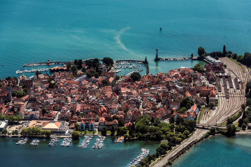 dr__0019123.jpg | LINDAU (BODENSEE) 04.07.2017 Ortskern am Uferbereich des Bodensee in Lindau (Bodensee) im Bundesland Bayern, Deutschland. // Village on the banks of the area Lake Constance in Lindau (Bodensee) in the state Bavaria, Germany. Foto: Daniel Reiter