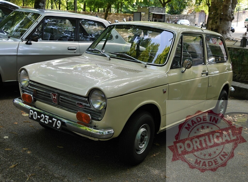 Honda N360 classic kei car parked outdoors | Honda N360 vintage kei car parked on asphalt in an urban park setting - Realisiert mit Pictrs.com
