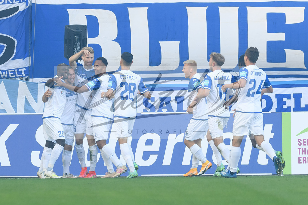 FCMFCK20210904_005 | Fussball, Herren: Luca Schuler (1. FC Magdeburg) Torjubel, jubelt mit seiner Mannschaft nach dem Treffer zum 1:0 beim Spiel der 3. Liga zwischen 1. FC Magdeburg und 1. FC Kaiserslautern in der MDCC-Arena am 04.09.2021 in Magdeburg, Deutschland.DFB / DFL REGULATIONS PROHIBIT ANY USE OF PHOTOGRAPHS AS IMAGE SEQUENCES AND/OR QUASI-VIDEO. - Realisiert mit Pictrs.com