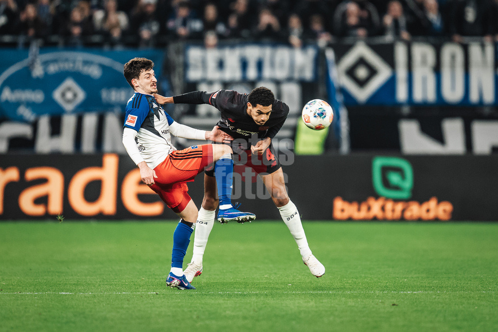 Fußball | Männer | Saison 2025/2026 | 1. Fußball-Bundesliga | 17. Spieltag | Hamburger SV vs. Bayer 04 Leverkusen | 04.03.2026 | v.l. Giorgi Gocholeishvili (#16, HSV) gegen Jarell Quansah (#4, Bayer 04 Leverkusen)