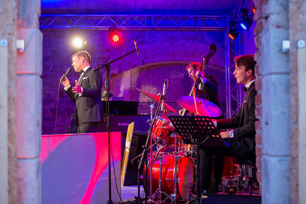 Tom Gaebel & His Trio | Tom Gaebel & His Trio im Forte Belvedere Leisnig zum Festival Hallo Leisnig 2022. - Realisiert mit Pictrs.com