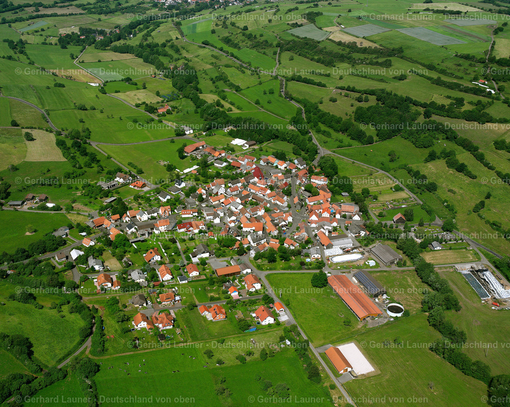 2614456 | WOHNFELD 09.06.2006 Ortsansicht am Rande von landwirtschaftlichen Feldern und Nutzflächen  in Wohnfeld im Bundesland Hessen, Deutschland // Village view on the edge of agricultural fields and land  in Wohnfeld in the state Hesse, Germany Foto: Gerhard Launer