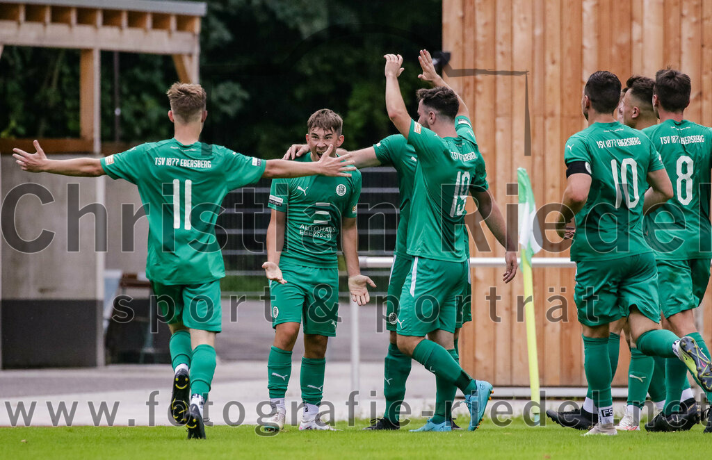 2023-08-26_099_TSV_Ebersberg_gegen_TSV_Oberpframmern | Ebersberg, Deutschland, 26.08.2023:
Fußball, Kreisliga 2023 / 2024, 2. Spieltag, TSV 1877 Ebersberg gegen TSV Oberpframmern, Endergebnis: 5:1

Jubel nach dem 1:0 durch Felix Hoppe (TSV 1877 Ebersberg, #17)
Moritz Eglseder (TSV 1877 Ebersberg, #11), Felix Hoppe (TSV 1877 Ebersberg, #17), Yannik Sabatier (TSV 1877 Ebersberg, #19), Maximilian Volk (TSV 1877 Ebersberg, #10), Florian Obermair (TSV 1877 Ebersberg, #8)

Foto: Christian Riedel / fotografie-riedel.net