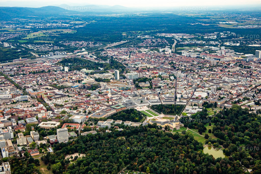 Luftbild: Schlossplatz im Ortsteil Innenstadt-West in Karlsruhe im Bundesland Baden-Württemberg in Deutschland. Foto: IMG_138768.jpg vom 16.09.2023 durch Werner Riehm/FLY-FOTO.de