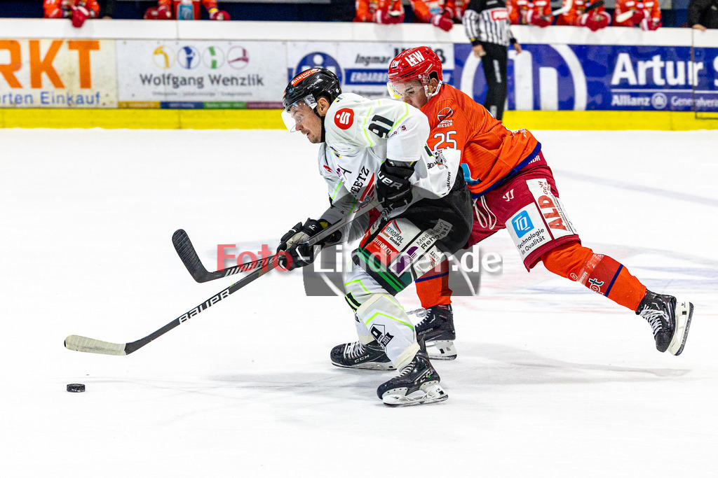 EC Peiting vs Höchstadter EC Alligators | Eishockey Oberliga Süd 2023/2024, EC Peiting vs Höchstadter EC Alligators
Duell zwischen Dimitri LITESOV (HEC 91) und Tobias BECK (ECP 25),
2023-10-01 in Peiting (Eisstadion)
91 Dimitri LITESOV (HEC 91), 25 Tobias BECK (ECP 25)
Copyright: FotoLindner