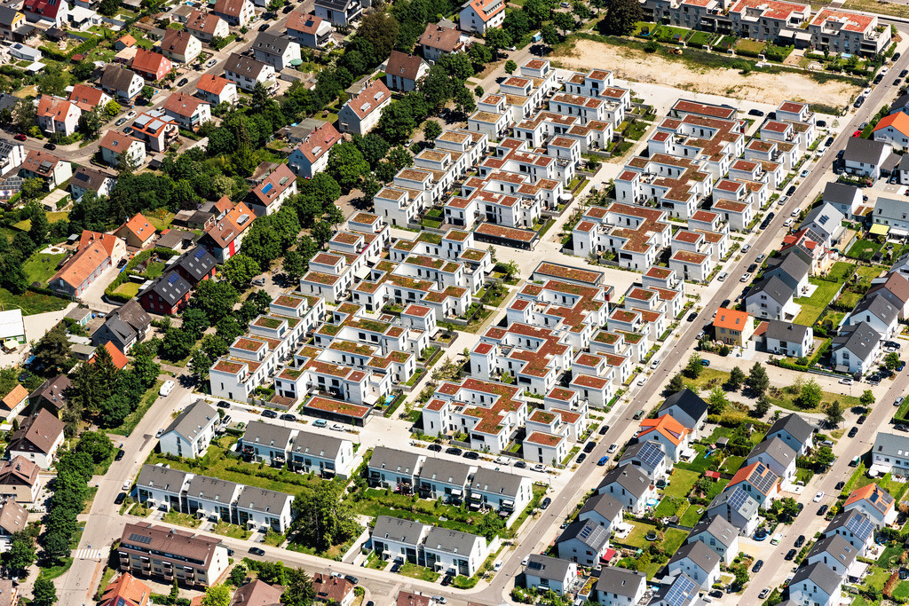 dr__0064510.jpg | KARLSRUHE 02.06.2021 Wohngebiet einer Reihenhaus- Siedlung an der in Karlsruhe im Bundesland Baden-Württemberg, Deutschland. // Residential area a row house settlement in Karlsruhe in the state Baden-Wuerttemberg, Germany. Foto: Daniel Reiter