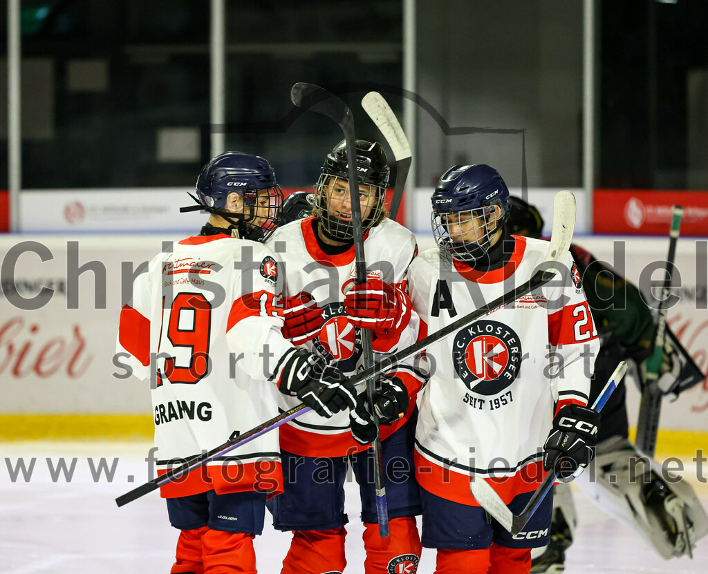 2022-12-04_013_TSV_Erding_gegen_EHC_Klostersee | Erding, Deutschland, 04.12.2022:
Eishockey, Bayernliga U17 2022 / 2023, 11. Spieltag, TSV Erding gegen EHC Klostersee, Endergebnis: 3:5

Joshua Violini (EHC Klostersee, #19), Melvyn Hermann (EHC Klostersee, #17), Patrick Kerndl (EHC Klostersee, #21)

Foto: Christian Riedel / fotografie-riedel.net