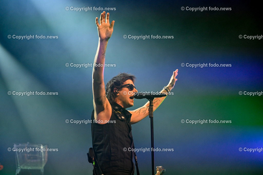 Posthof_ Turbobier_ Konzert_ 15.03.2024-55 | 15.03.2024, Linz, AUT, Posthof, Konzert Turbobier, im Bild Marco Pogo alias Dominik Wlazny (Saenger, Konzepter und Songwriter,  Gitarrist der oesterreichischen Punk-Rock-Band Turbobier, weiters Politiker der Bierpartei, Bezirksrat in Wien Simmering, Praesidentschaftskandidat, Arzt, Mediziner)